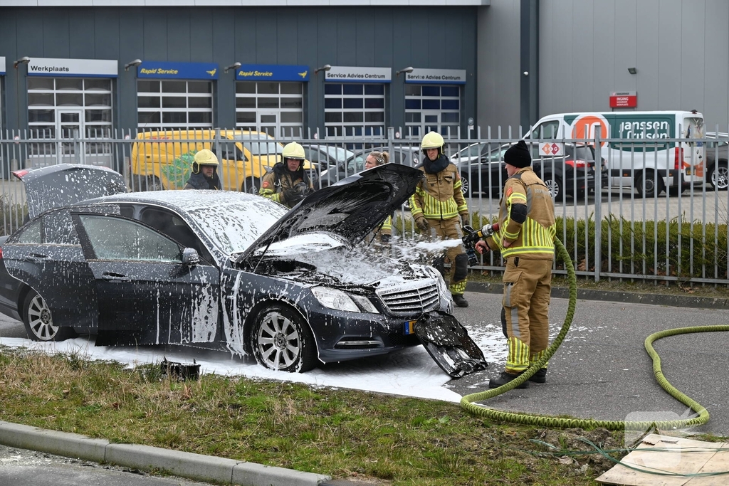 Brandweer snel ter plaatse bij autobrand