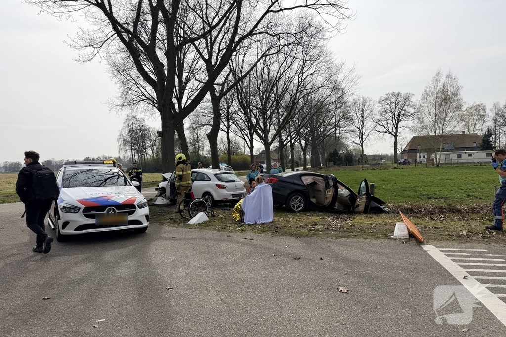 Auto belandt in sloot na aanrijding met meerdere gewonden