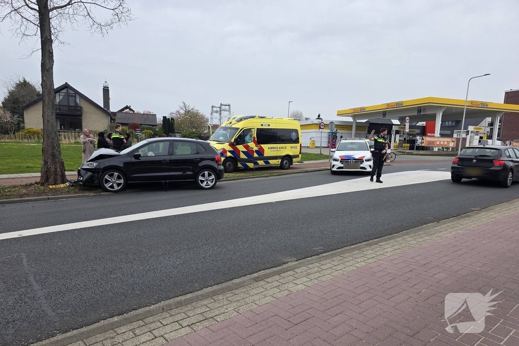 Auto komt tot stilstand tegen boom