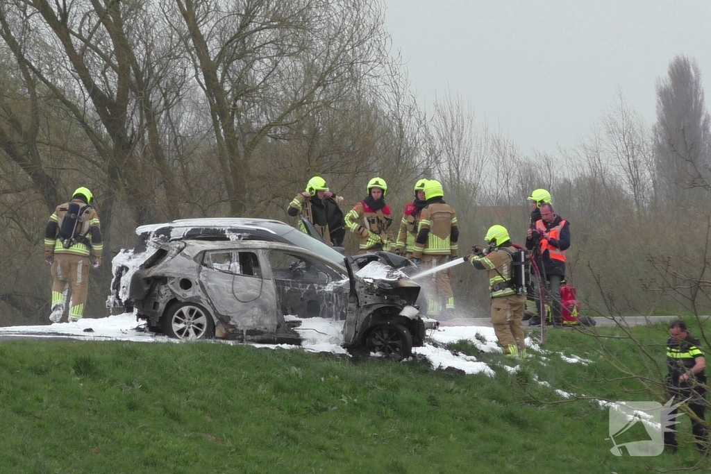 Vlammen uit auto na aanrijding