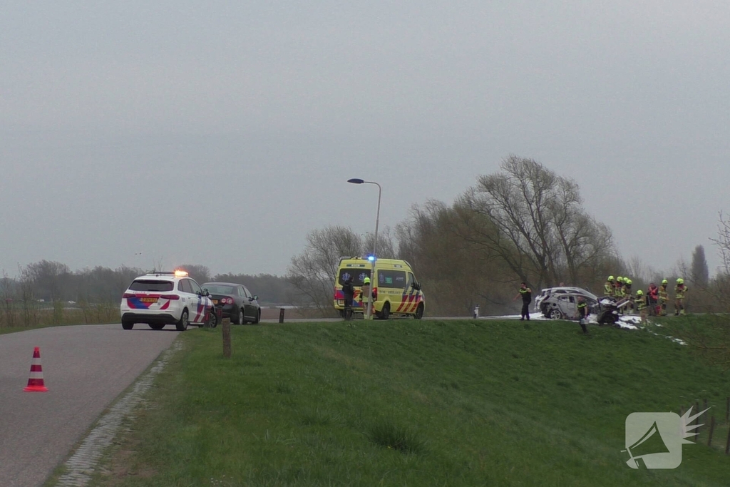 Vlammen uit auto na aanrijding