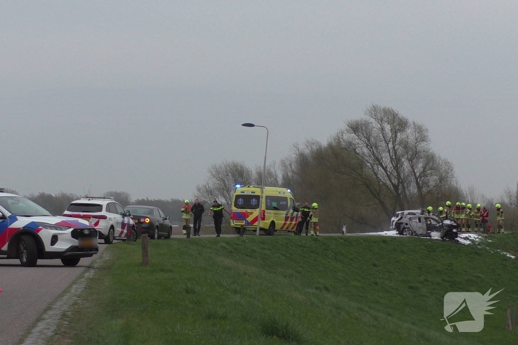Vlammen uit auto na aanrijding