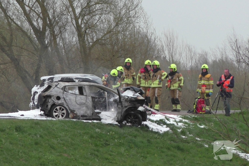 Vlammen uit auto na aanrijding