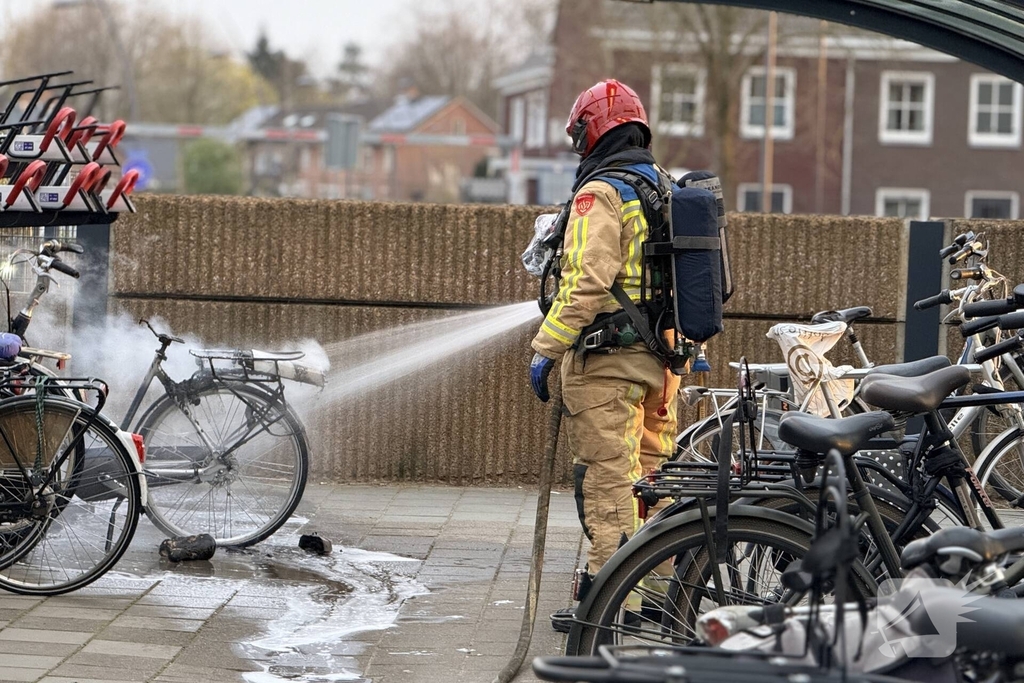 Elektrische fiets in brand op station