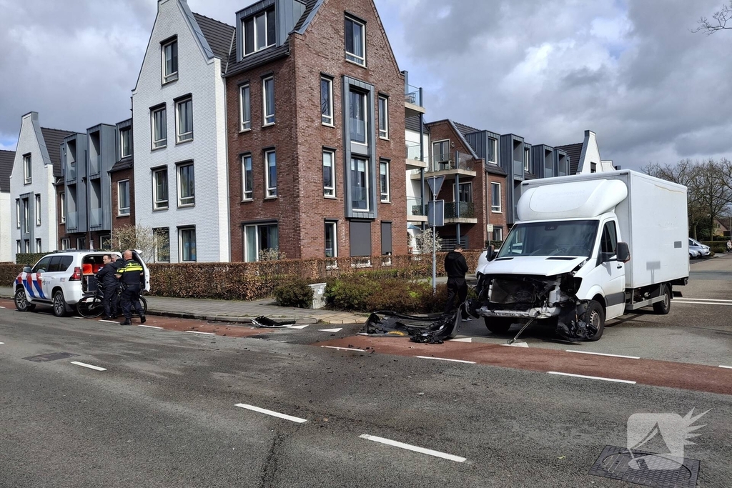 Aanrijding tussen bakwagen en personenwagen