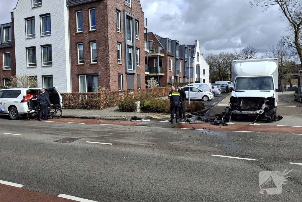 Aanrijding tussen bakwagen en personenwagen