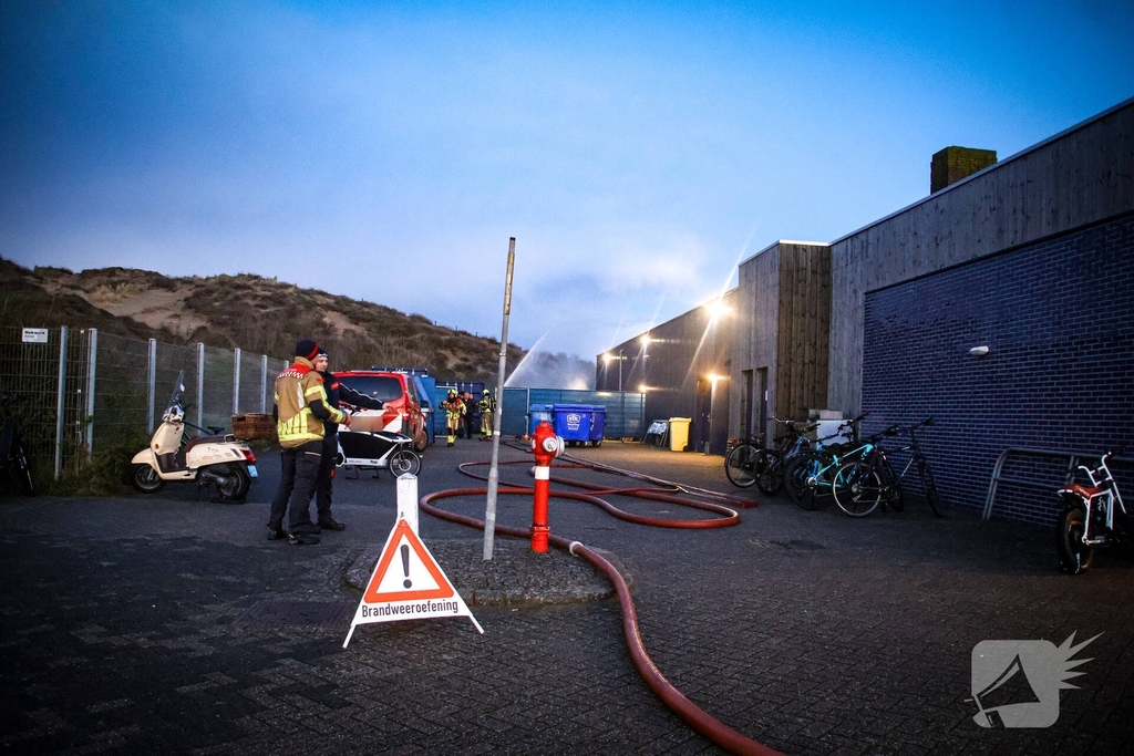 Brandweer oefent gebouwbrand scenario bij voetbalclub Quick Boys