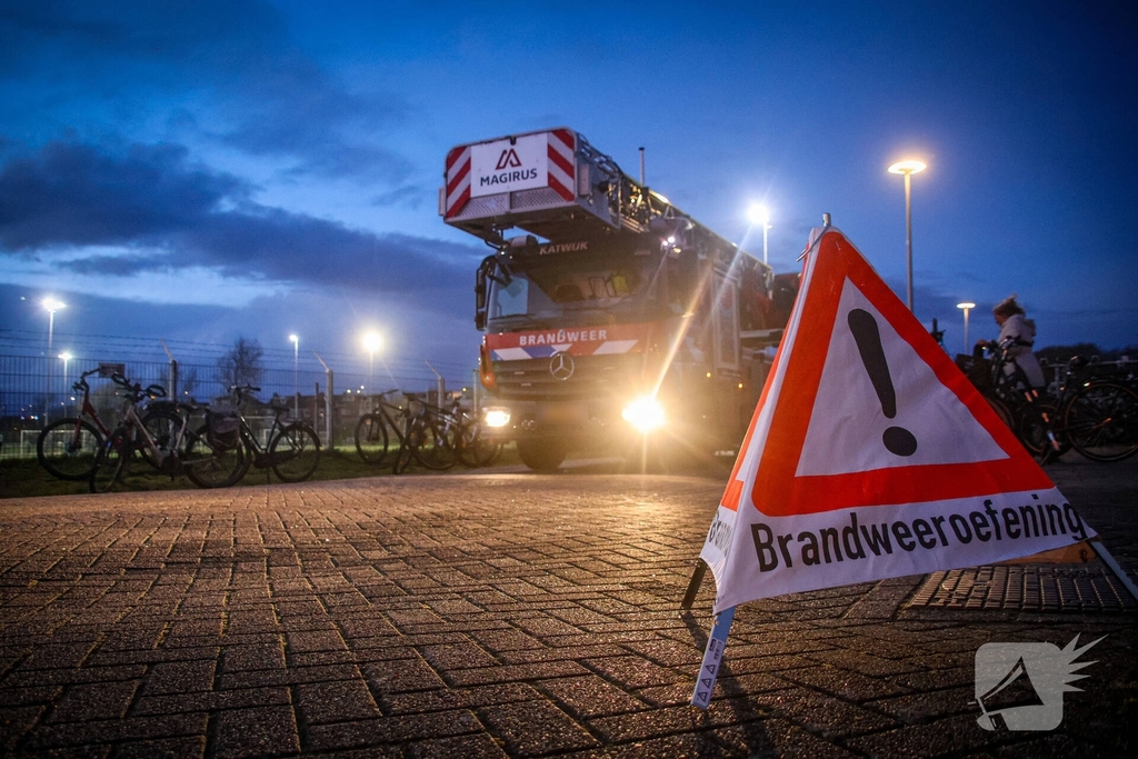 Brandweer oefent gebouwbrand scenario bij voetbalclub Quick Boys
