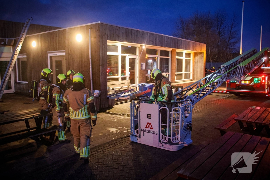 Brandweer oefent gebouwbrand scenario bij voetbalclub Quick Boys