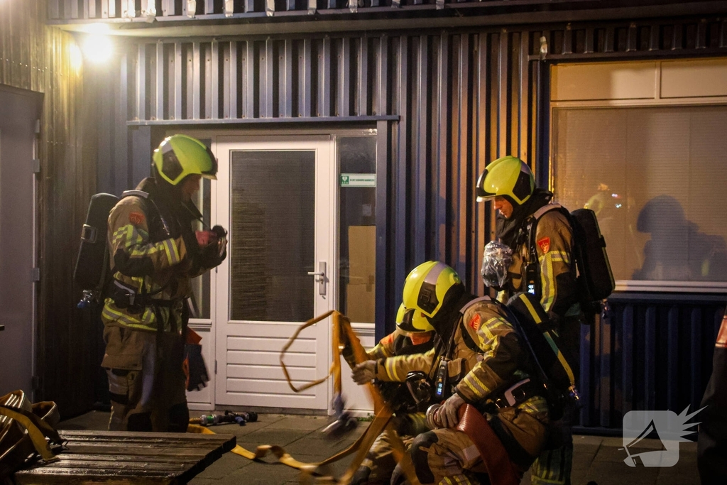 Brandweer oefent gebouwbrand scenario bij voetbalclub Quick Boys