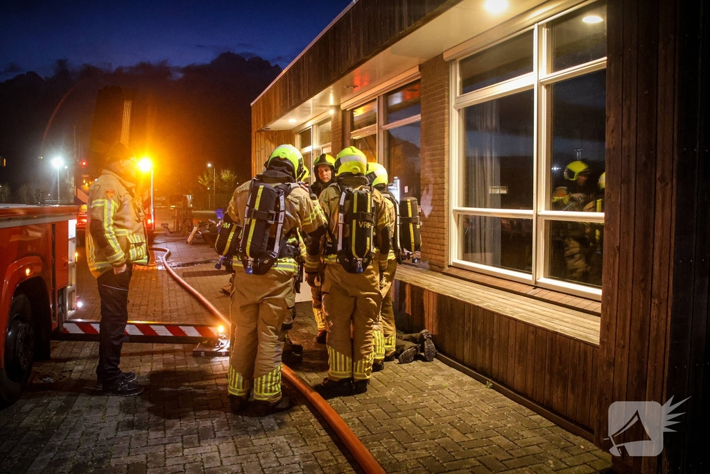Brandweer oefent gebouwbrand scenario bij voetbalclub Quick Boys