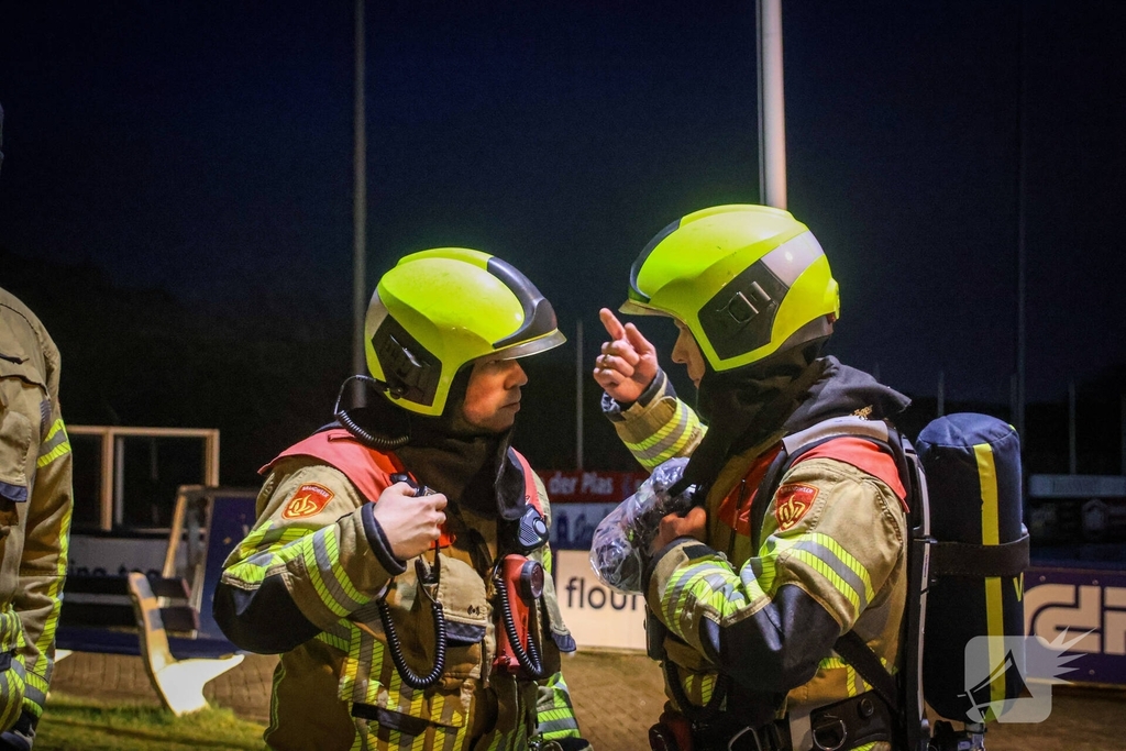 Brandweer oefent gebouwbrand scenario bij voetbalclub Quick Boys