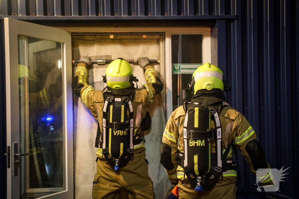 Brandweer oefent gebouwbrand scenario bij voetbalclub Quick Boys