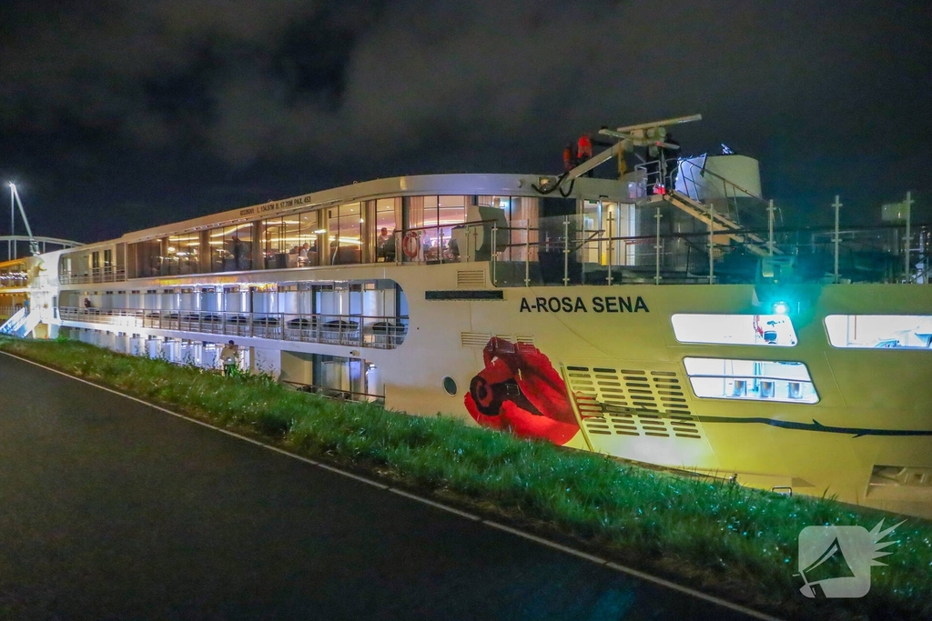 Riviercruiseboot botst tegen brug