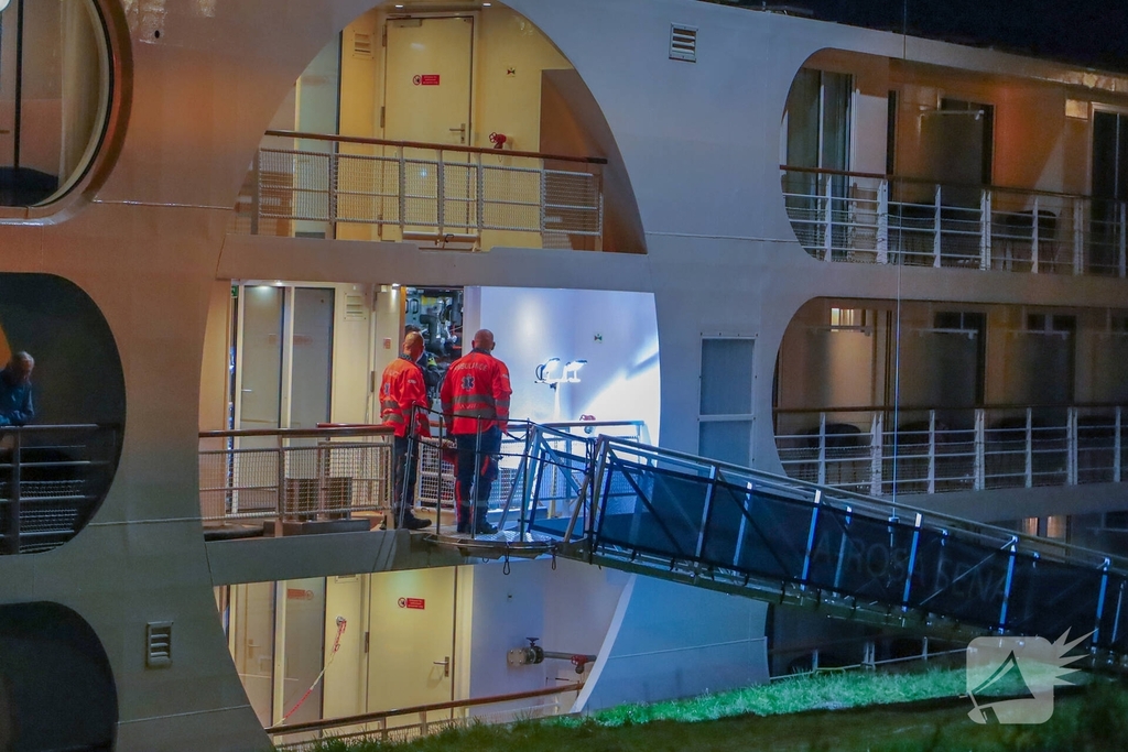 Riviercruiseboot botst tegen brug