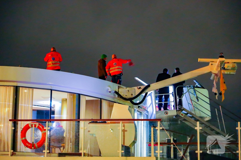 Riviercruiseboot botst tegen brug