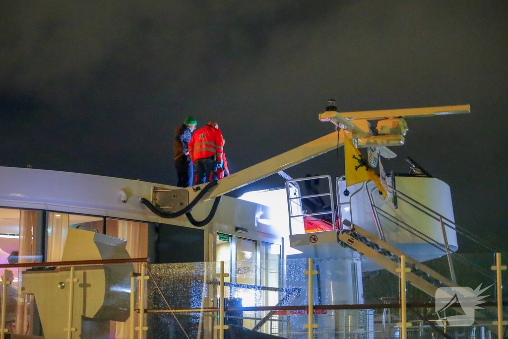 Riviercruiseboot botst tegen brug