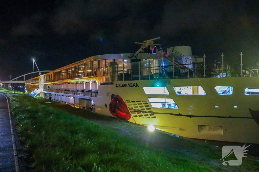 Riviercruiseboot botst tegen brug