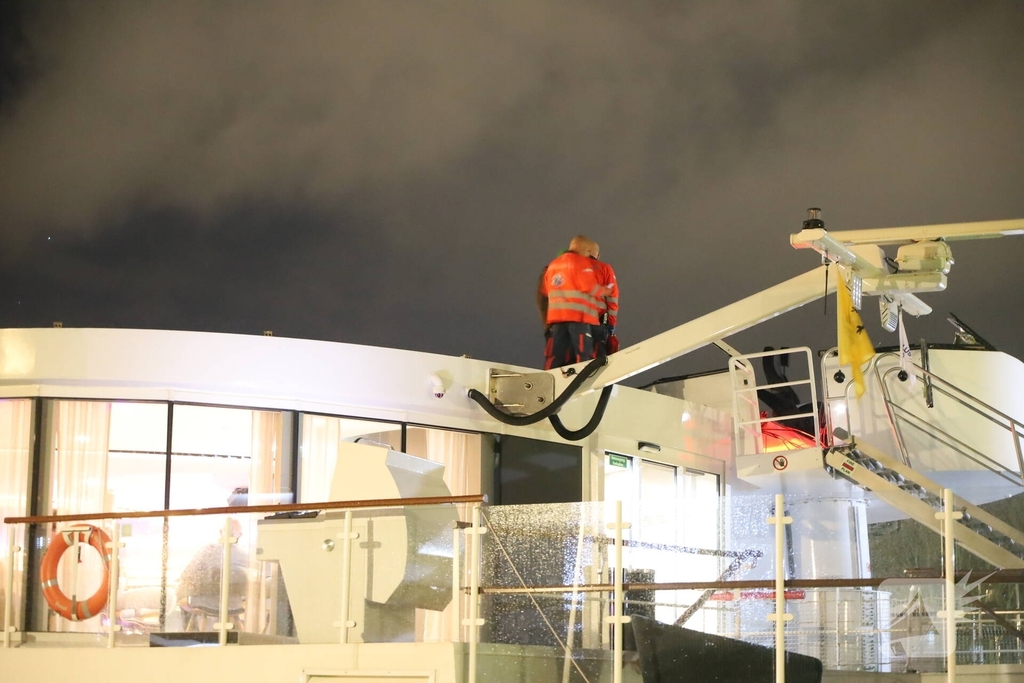Riviercruiseboot botst tegen brug