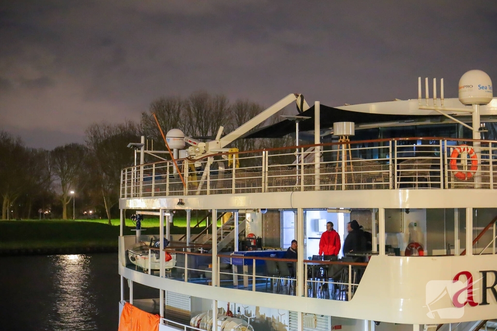 Riviercruiseboot botst tegen brug