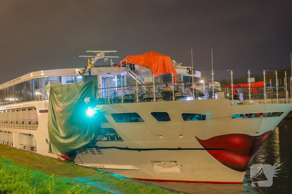 Riviercruiseboot botst tegen brug