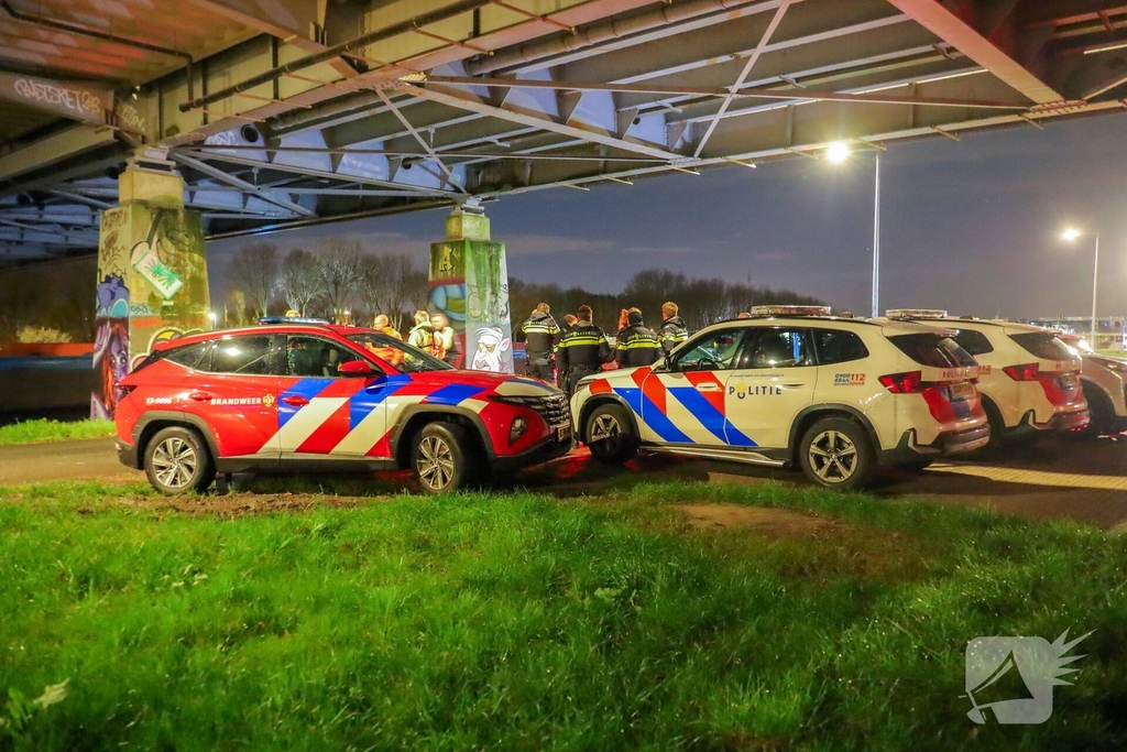 Riviercruiseboot botst tegen brug