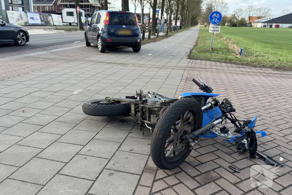 Brommerrijder gewond bij aanrijding met auto