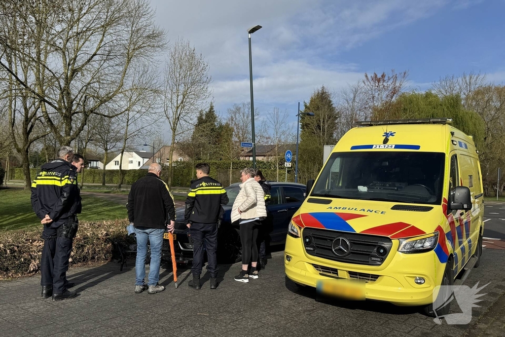 Automobiliste botst op fietster bij kruising