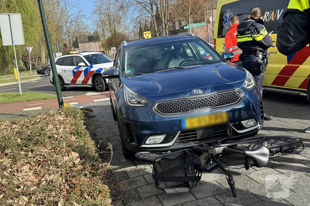 Automobiliste botst op fietster bij kruising