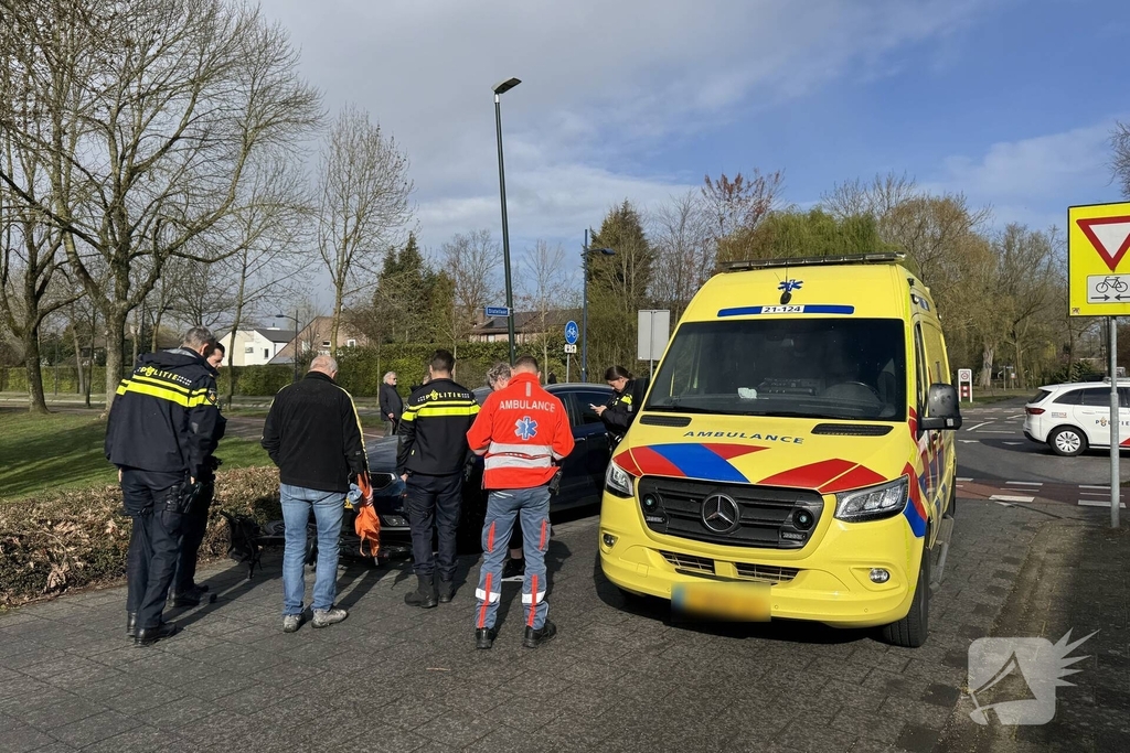 Automobiliste botst op fietster bij kruising