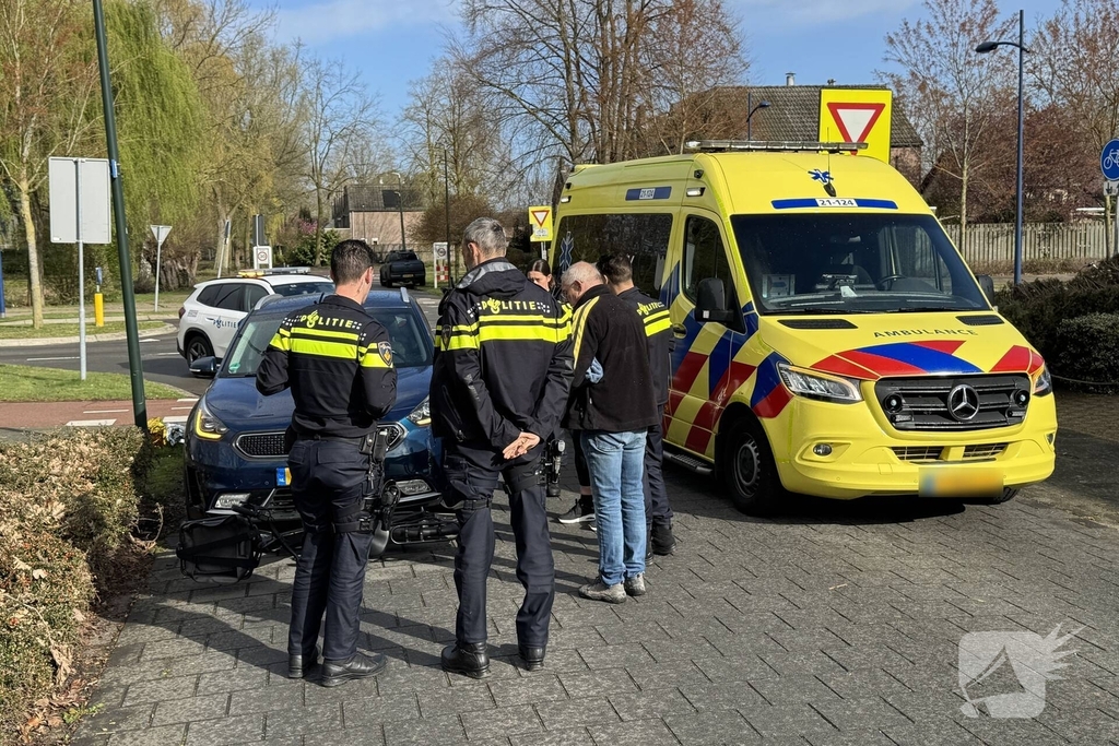 Automobiliste botst op fietster bij kruising