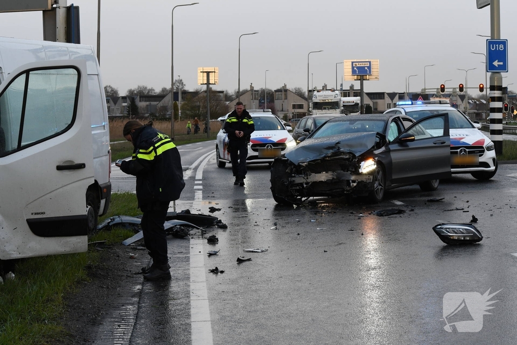 Aanrijding tussen bestelbus en personenwagen