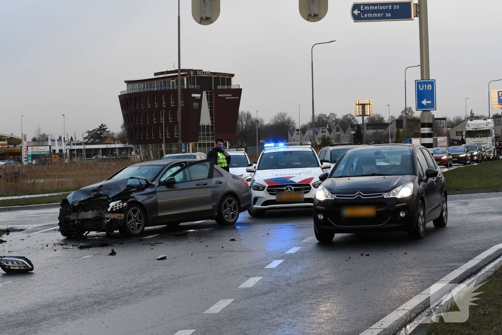 Aanrijding tussen bestelbus en personenwagen