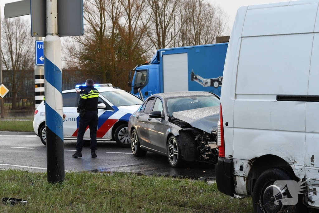 Aanrijding tussen bestelbus en personenwagen