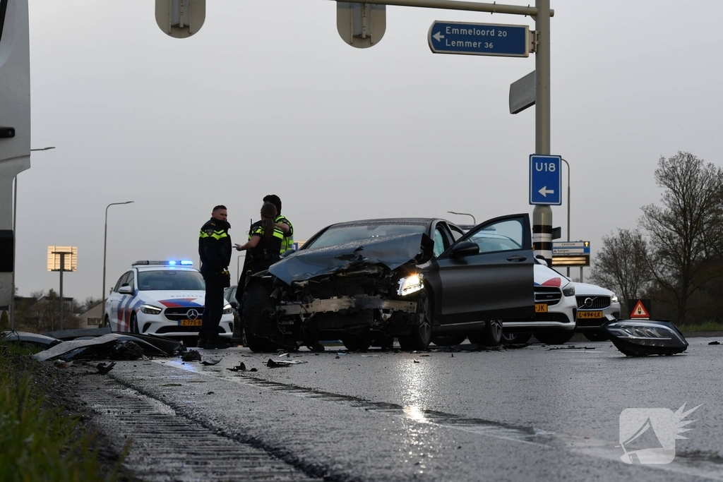 Aanrijding tussen bestelbus en personenwagen