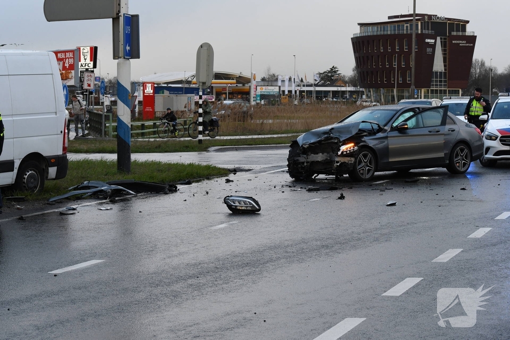 Aanrijding tussen bestelbus en personenwagen