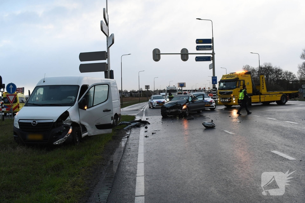 Aanrijding tussen bestelbus en personenwagen