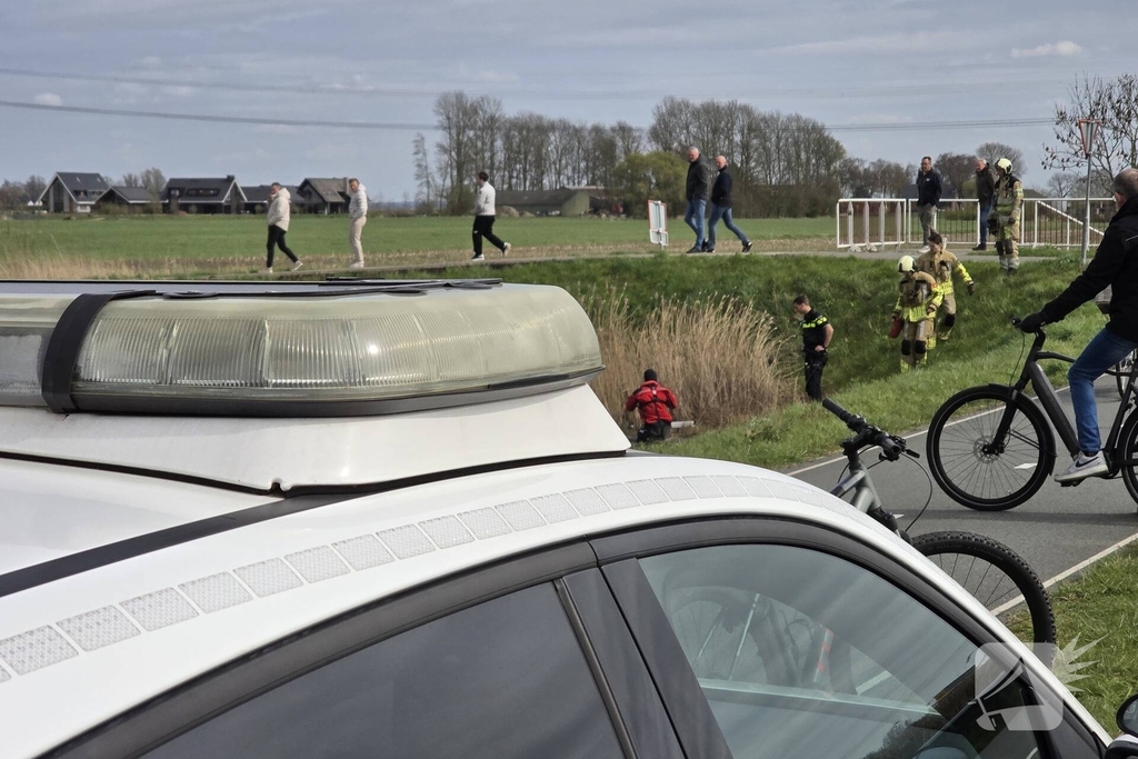 Brandweer duikteam redt persoon uit water