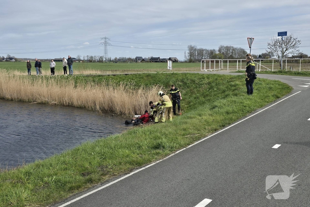 Brandweer duikteam redt persoon uit water