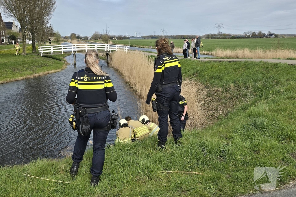 Brandweer duikteam redt persoon uit water