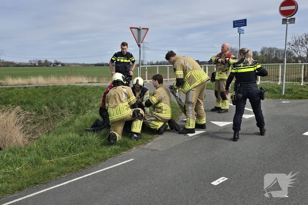 Brandweer duikteam redt persoon uit water