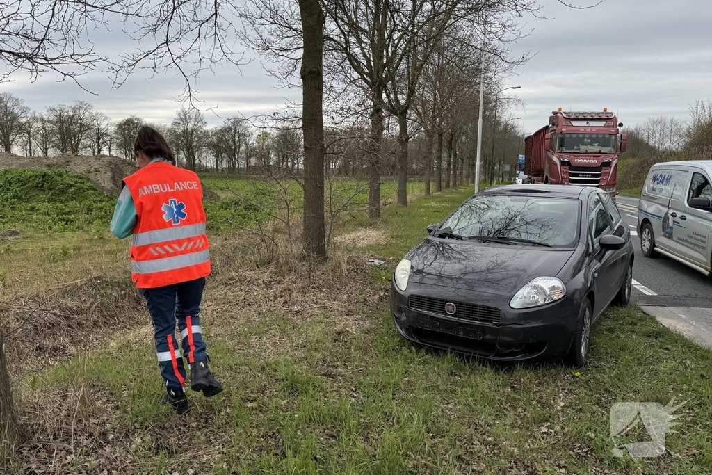 Ongeval tussen vrachtwagen en auto leidt tot gewonde