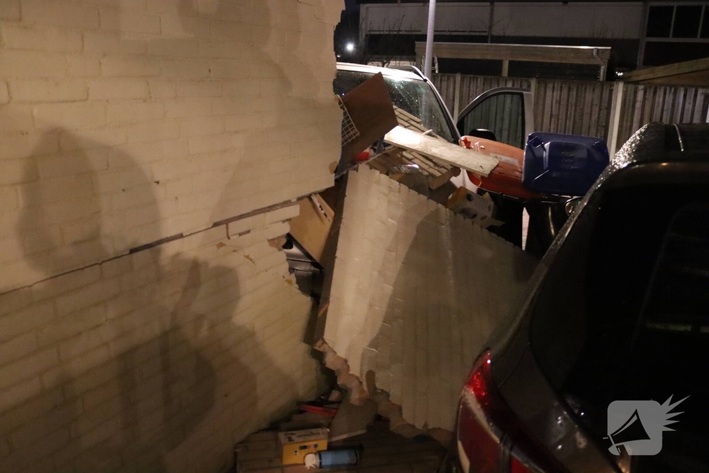 Bestuurder onder invloed botst tegen schuur