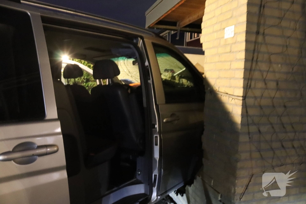 Bestuurder onder invloed botst tegen schuur