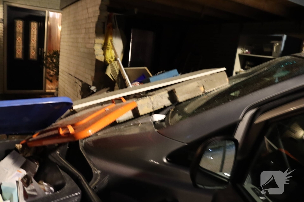 Bestuurder onder invloed botst tegen schuur