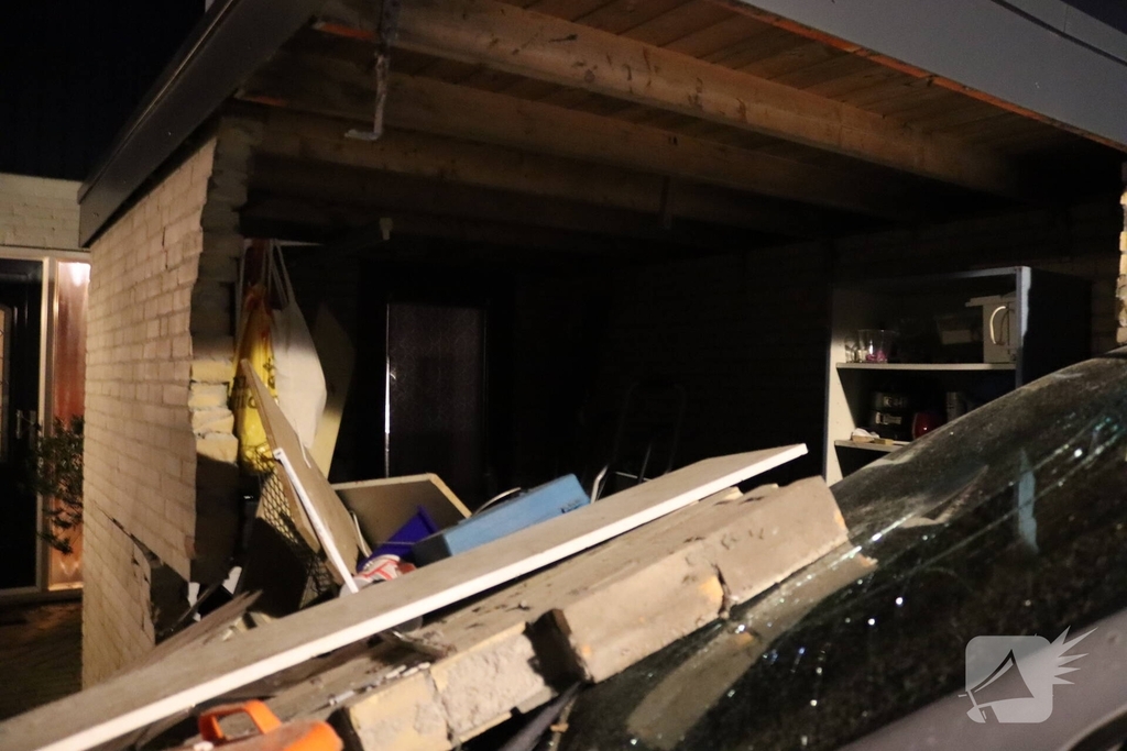 Bestuurder onder invloed botst tegen schuur