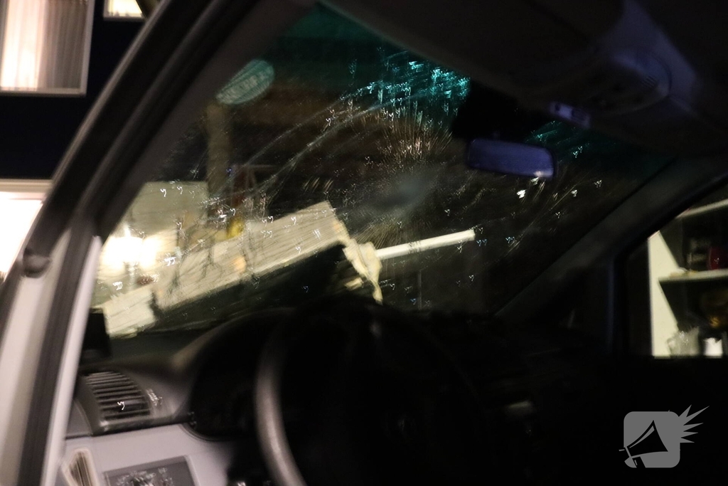 Bestuurder onder invloed botst tegen schuur