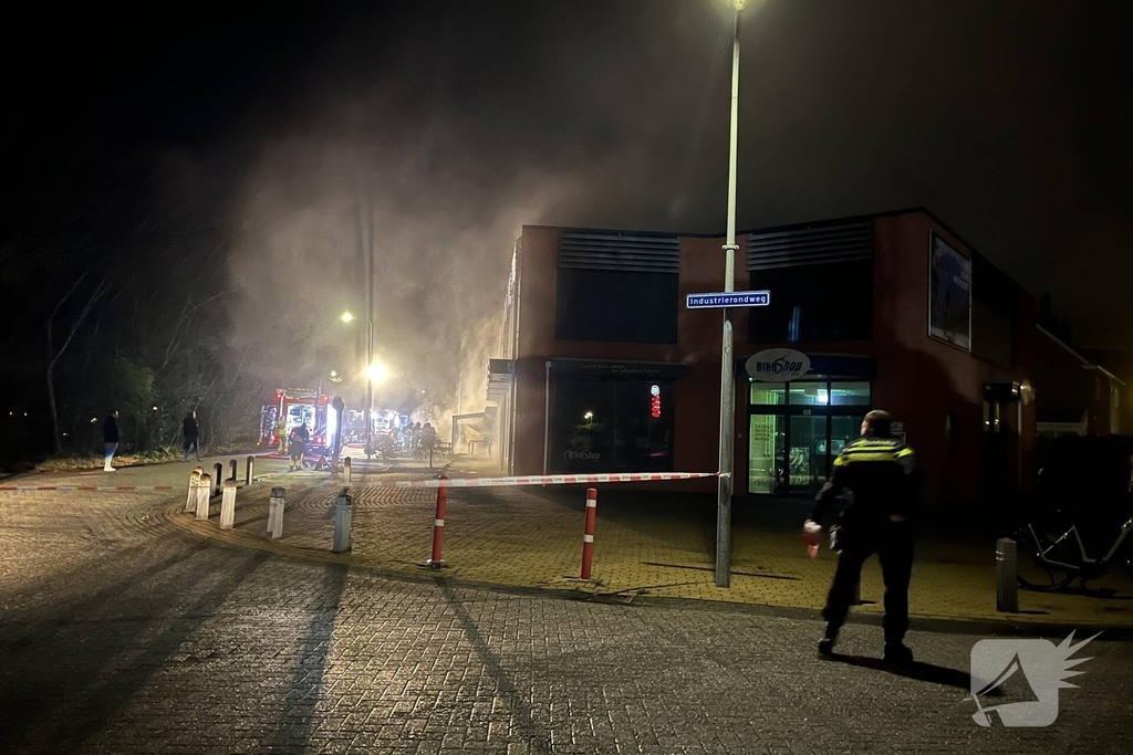 Brand in winkel leidt tot grote inzet van brandweer