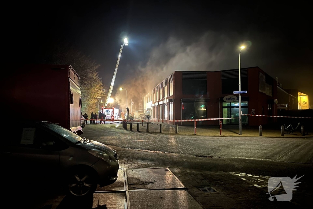 Brand in winkel leidt tot grote inzet van brandweer