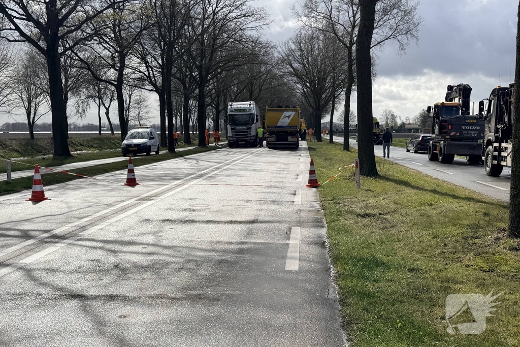 Vrachtwagen met melk botst tegen boom